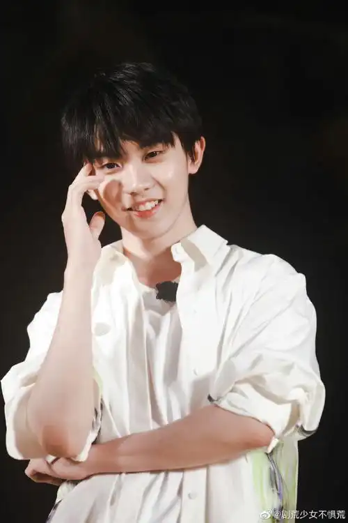 马嘉祺玩水枪花絮照#马嘉祺玩水枪花絮照,纯白造型清爽帅气,马傅哪