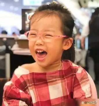 蒋勤勤与陈红虽容貌出众但儿子却未继承其美貌网友直呼太难了