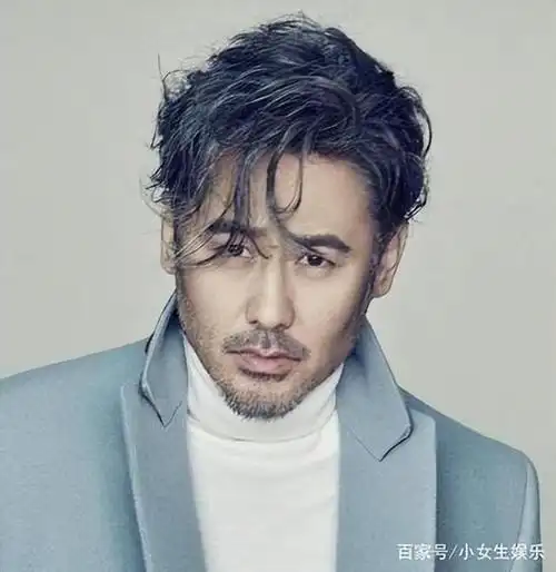 那时候聚少离多已经是家常便饭,吴秀波身边的好友也纷纷走进了婚姻的