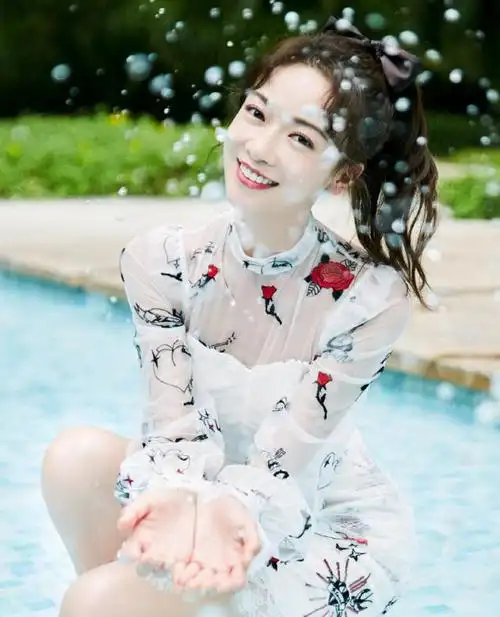 吴谨言晒游泳美照,修身碎花连衣裙泳衣秀出好身材,清新又有活力