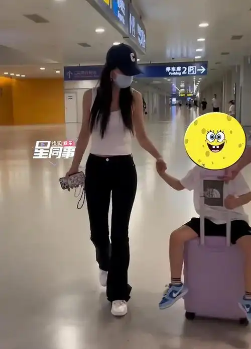 angelababy与小海绵现身机场小海绵撒娇伸手去牵妈妈超萌的