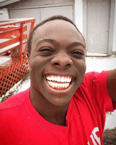 一位黑人小哥每天在ins上分享自己的笑容,看完心情莫名就好了