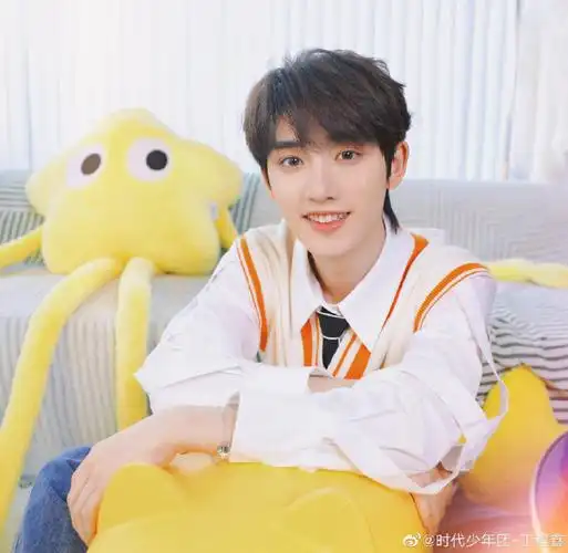 丁程鑫卡其色棒球服上学