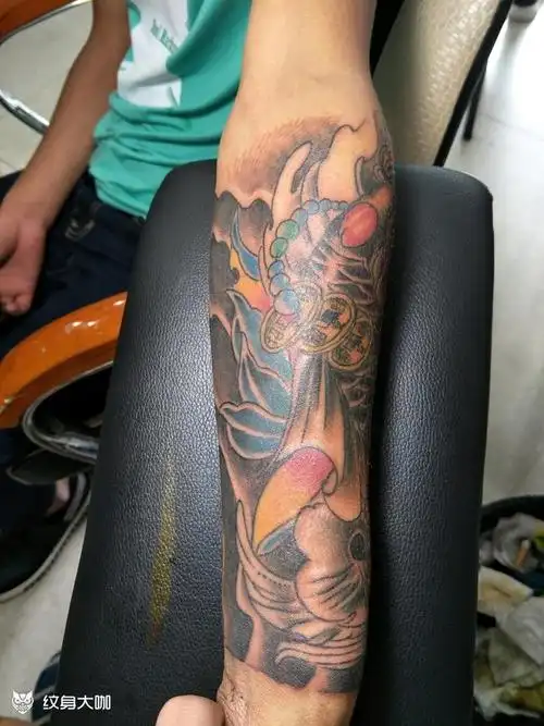 半臂招财鲤鱼_纹身图案手稿图片_安龙刺尊堂纹身的纹身作品集
