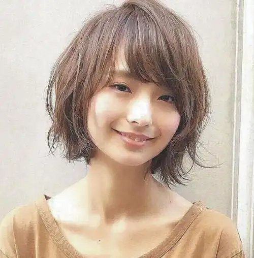 发量少大圆脸女生适合的发型有优雅的超短发发型,中分刘海儿短发发型