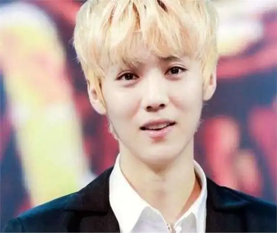 在娱圈"销声匿迹"的鹿晗露面,34岁直播带货,引发热议