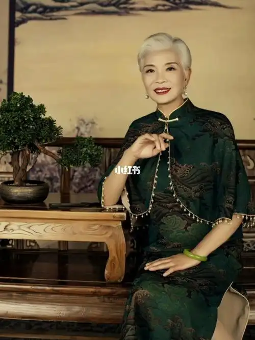 60岁奶奶的旗袍写真老去也可以很优雅00