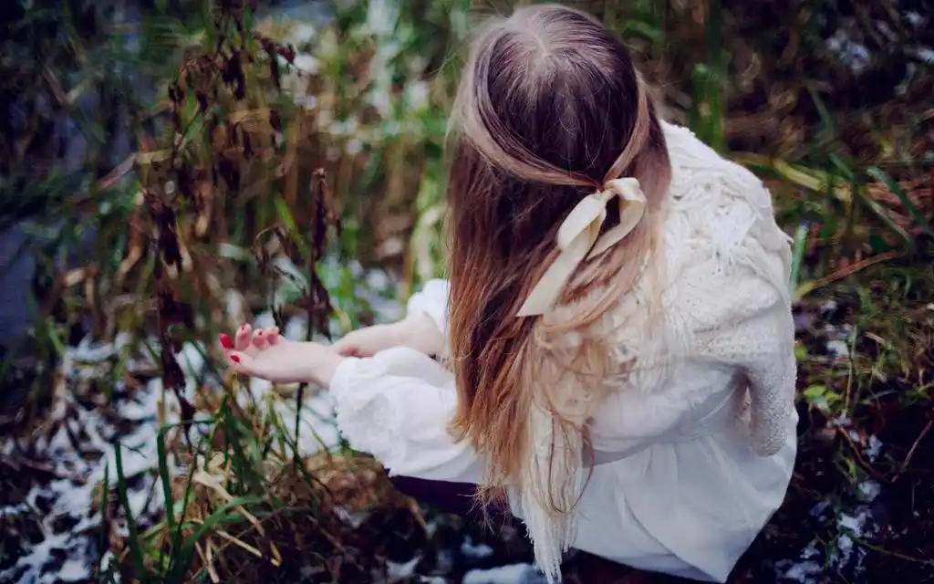 伤感女生背影,高清壁纸图片,清纯美女-回车桌面