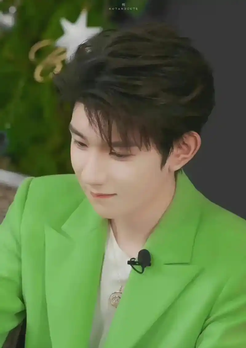 王源穿这种绿色的衣服真的好好看啊