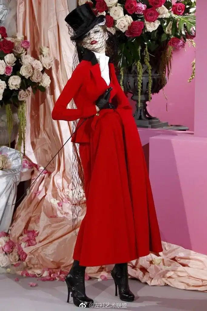 作物的骑手;令人难以置信的舞会礼服裹在几十码厚呢缎子里昂首阔步:这