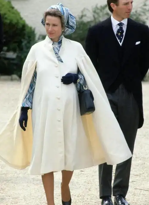 英国王室祝长公主70岁生日穿墨绿银线裙显高贵涂大红唇气质足