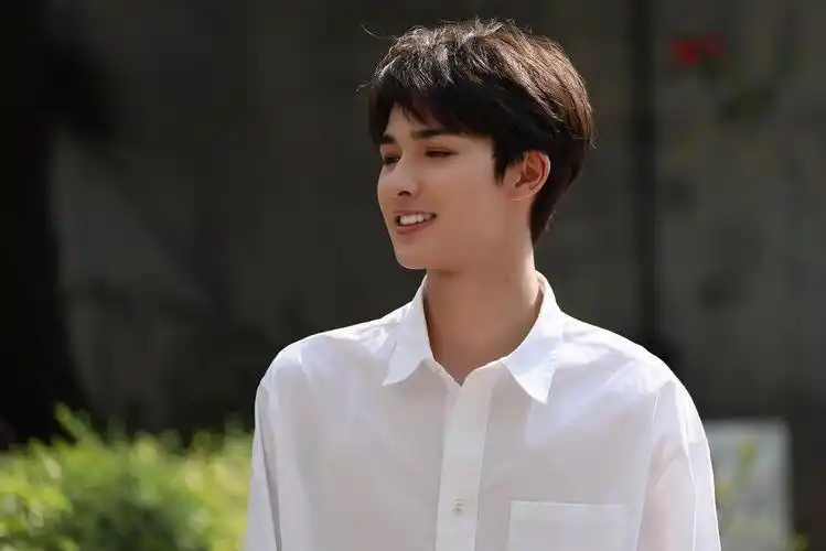朱正廷穿白衬衫好帅啊人间仙子