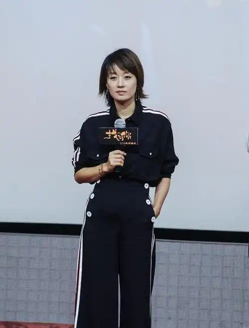 马伊琍真会扮嫩穿着一身运动套装生图看着也挺有活力