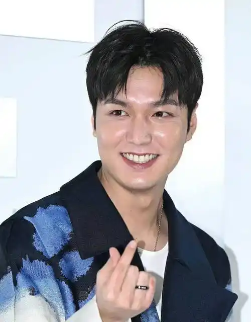 35岁满脸油光尽显富态,韩剧男主天花板也老了_问题_活动_明星