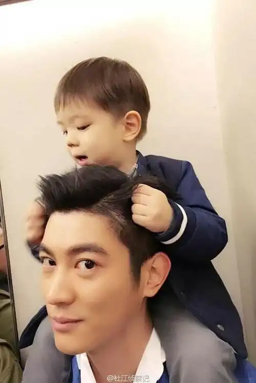 小小春杜江尬聊小鱼儿现腹肌小七长高又长肉三代网红萌娃变化大姨母粉