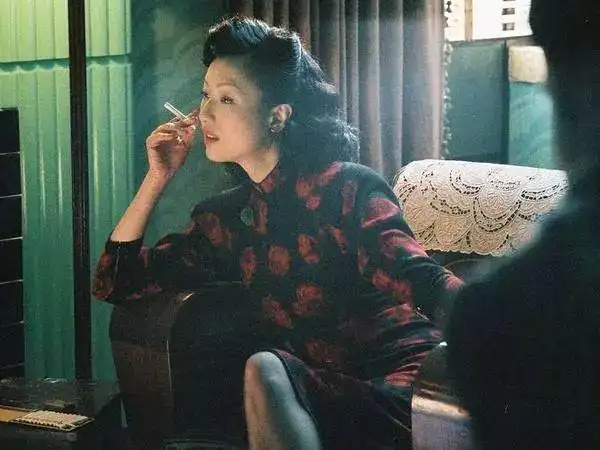 蒋勤勤在《半身缘》里面扮演的是狠心的大姐,并且是一个舞女,旗袍衬托