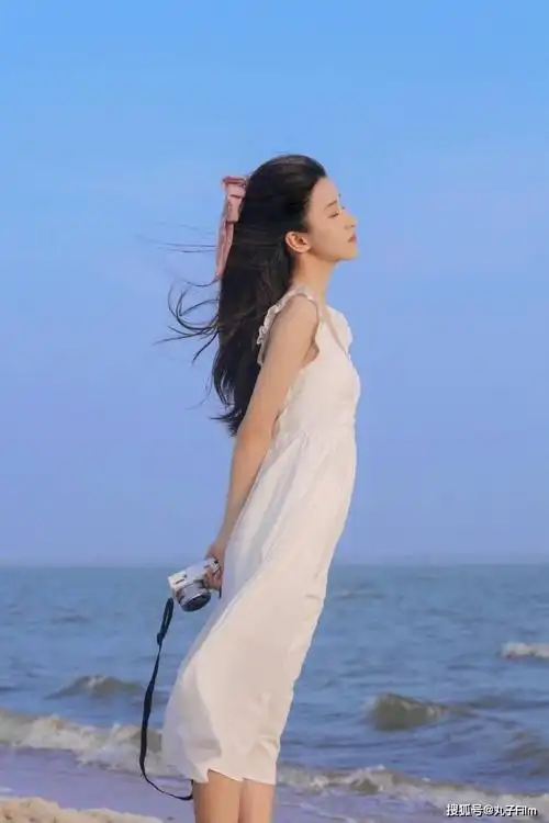 性感美女时尚写真海边少女吊带白裙长发飘飘清纯唯美迷人