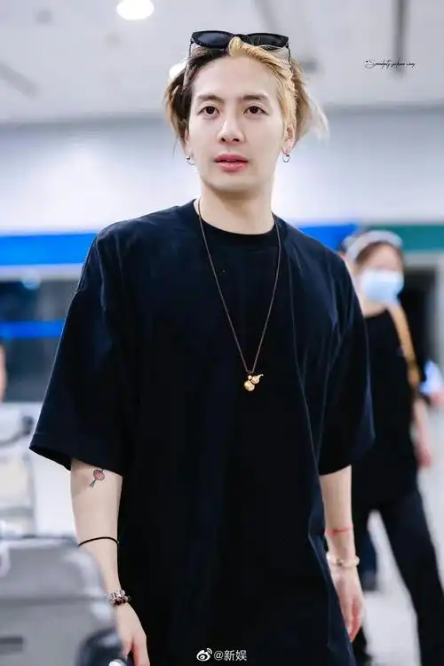 王嘉尔结束了墨西哥的演唱会回国机场路透来了!