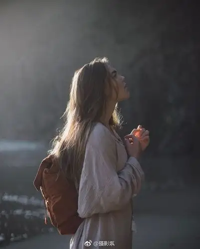 想要有个性的照片?这样的侧身照能让你像女神一样美