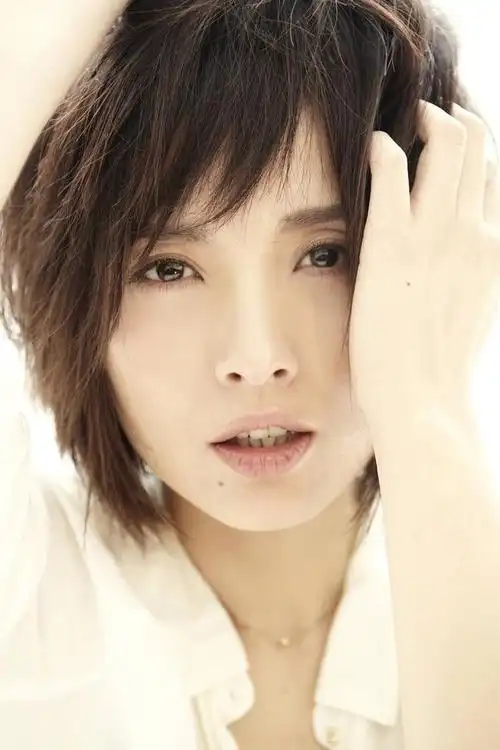 如今44岁满头白发,自然老去气质却很好|李佳|发型|素颜|妆容|人体模特