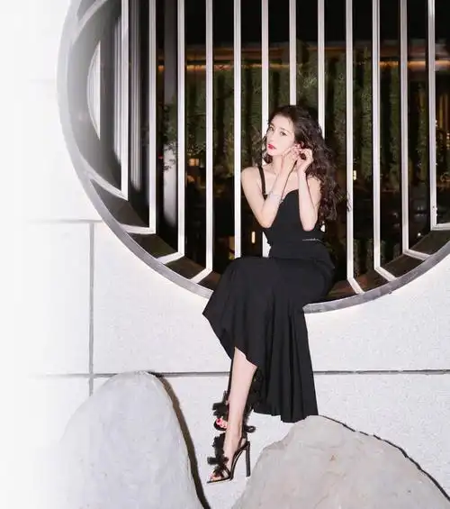 杨幂最新私服穿搭,米色毛衣搭配黑色短裤,"漫画腿"太吸睛