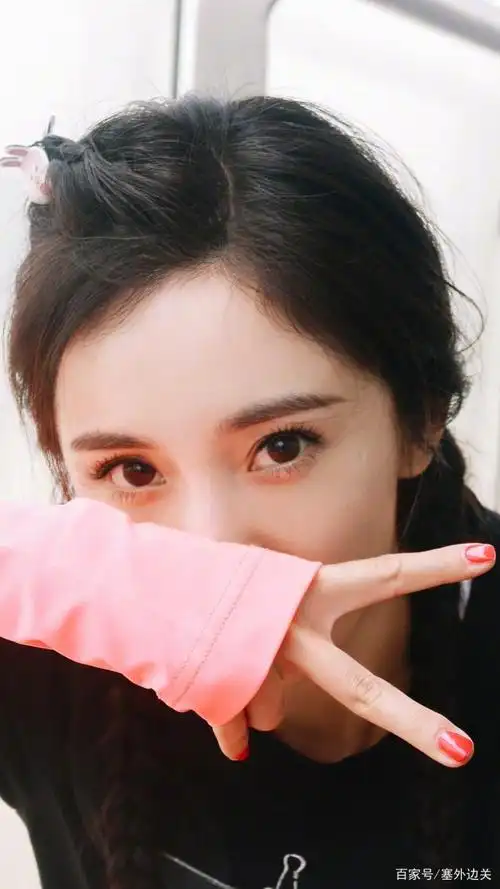 杨幂美照,新造型好亮眼,尽显女性的高贵大方!