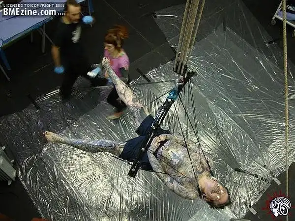 活动照片-2011-04-29 重庆黄桷坪501仓库 "人体悬挂"