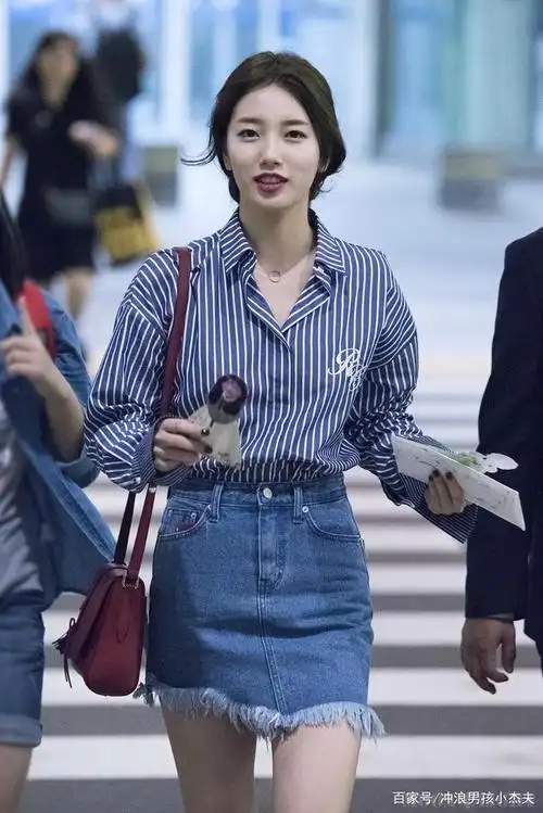 裴秀智身穿牛仔短裙蓝色条纹衬衫更显干练魅力这搭配太减龄了
