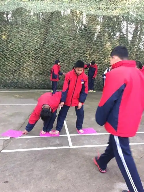 指压板真的好疼……但很考验集体互助的团结力……在这里,我们学会了