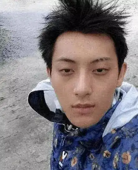 张翰,卸妆前后基本没什么差别,浓眉大眼睛,货真价实的大帅哥一枚.