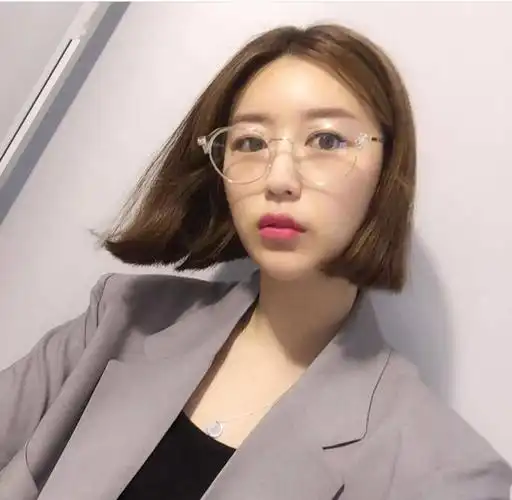 发型戴眼镜女生的短发