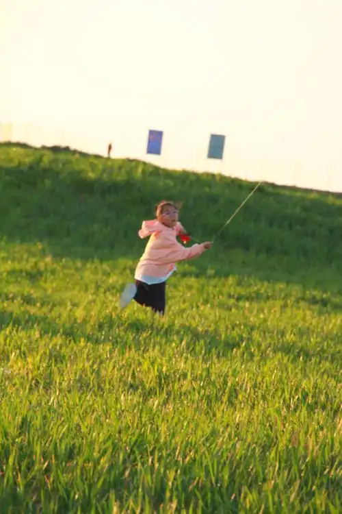 放风筝的小女孩