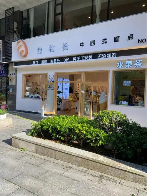 从省政府清风站4号口出来,步行一段距离就到啦,德思勤迎新路上