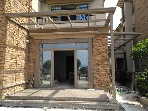 0mm铝合金管,再安装钢化夹胶玻璃.