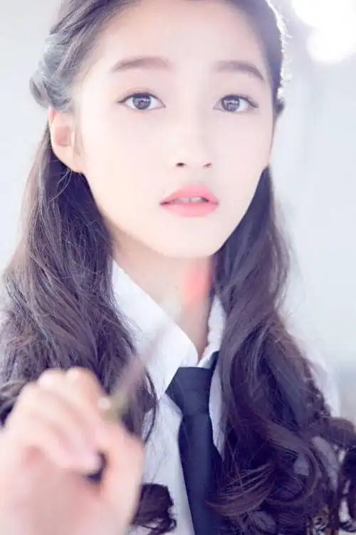 最美童星关晓彤现在已经成少女了,腿长颜值高,可美女学霸不是好养成的