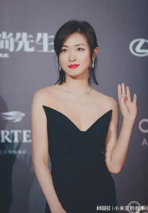 万茜红毯上的性感女神荧幕中的实力派演员