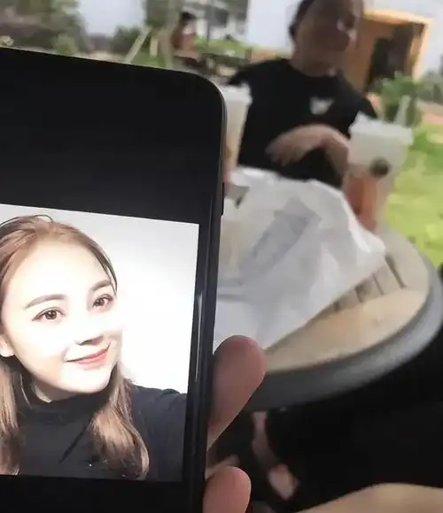 网恋从认识到互换照片,再到见面,就成为了网络上常说的"网恋奔现".