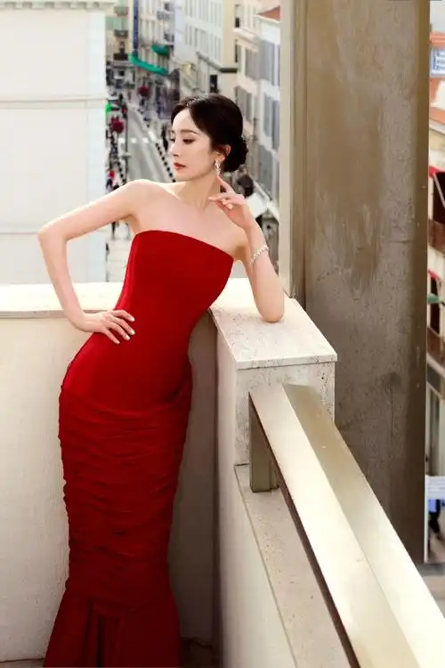 抹胸高定#杨幂新剧再现红妆魅力,饰演涂山红红身穿中国红抹胸高定礼服