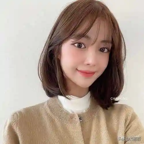 一类是较小的脸型,相对来说选择发型更容易一些,一类是较大的脸