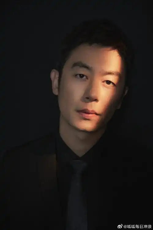 《志愿军:雄兵出击》首映典礼@朱亚文出发图深邃帅气,全黑西装的公式