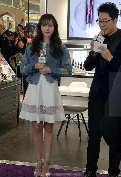 看了无滤镜下的身材,除了大脚骨都无可挑剔