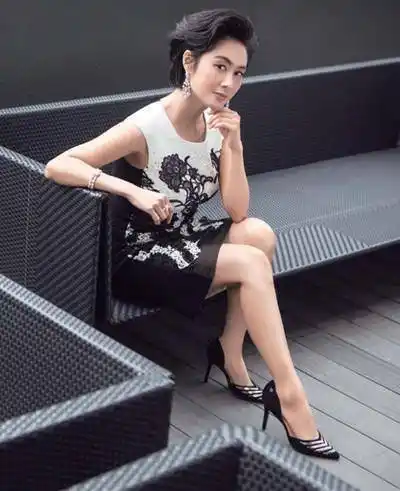 46岁朱茵与49岁张敏近照曾都是最美星女郎今差距让人心酸