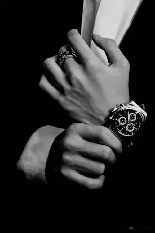 王俊凯手的局部特写,指骨分明or细腻白嫩