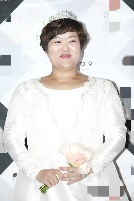 40岁的河在淑给人的形象一直都是胖胖的,脸圆圆的,留着一头短发,乍