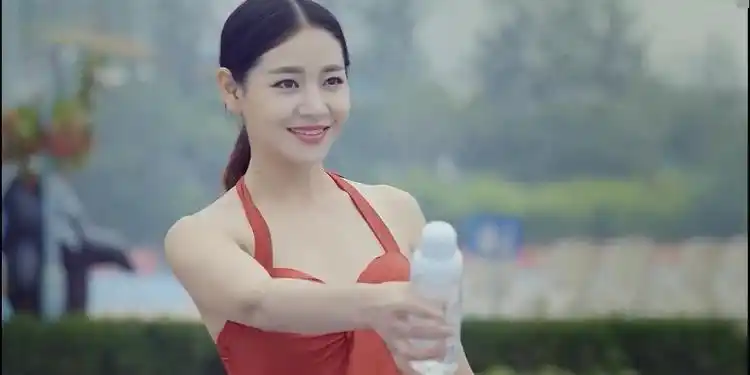 我的体育老师:张嘉译现任女朋友和前妻泳装秀,一个青春一个妩媚