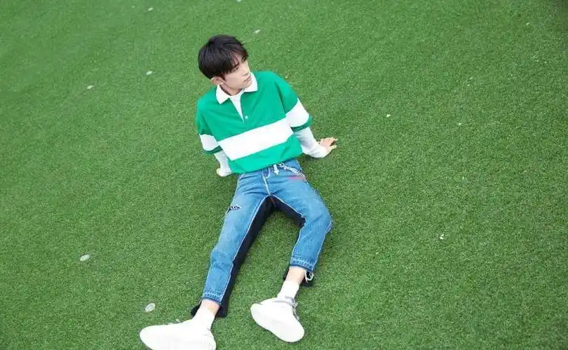 易烊千玺写真照曝光,穿衬衫配绿色针织衫,清新活力似大学校草_西装_穿