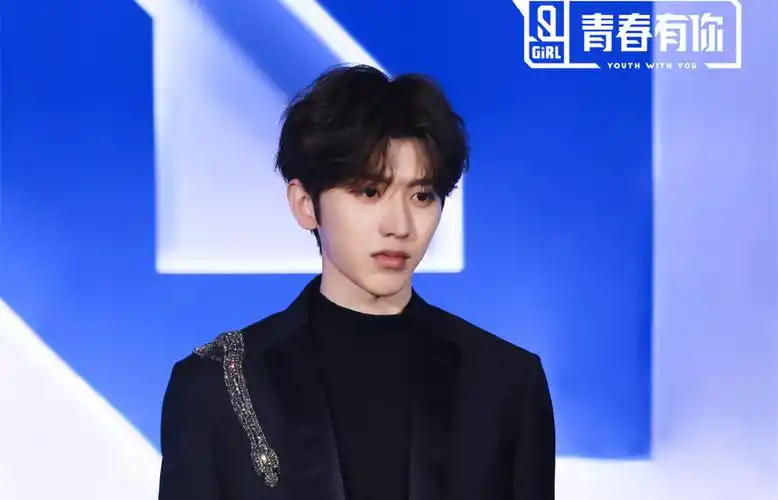 青春有你2蔡徐坤壁纸_新晋制作人蔡徐坤