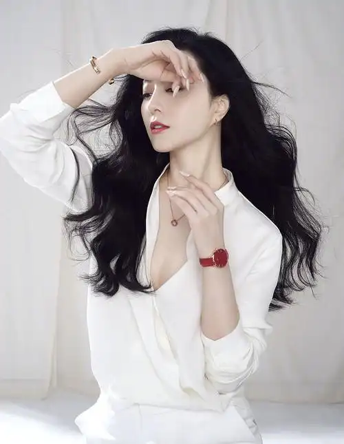 范冰冰穿深v白西装秀身材皮肤白皙气质干练