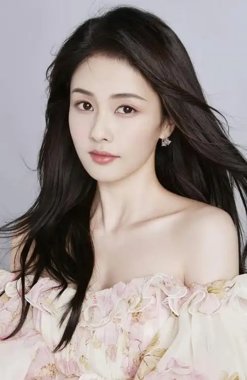 白鹿粉嫩佳人绚丽写真,美艳动人!