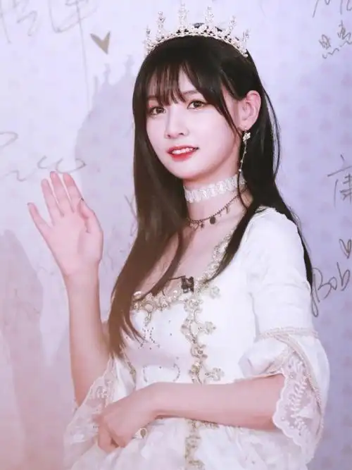 《创3》学员红毯造型上线,赵粤长发反差大